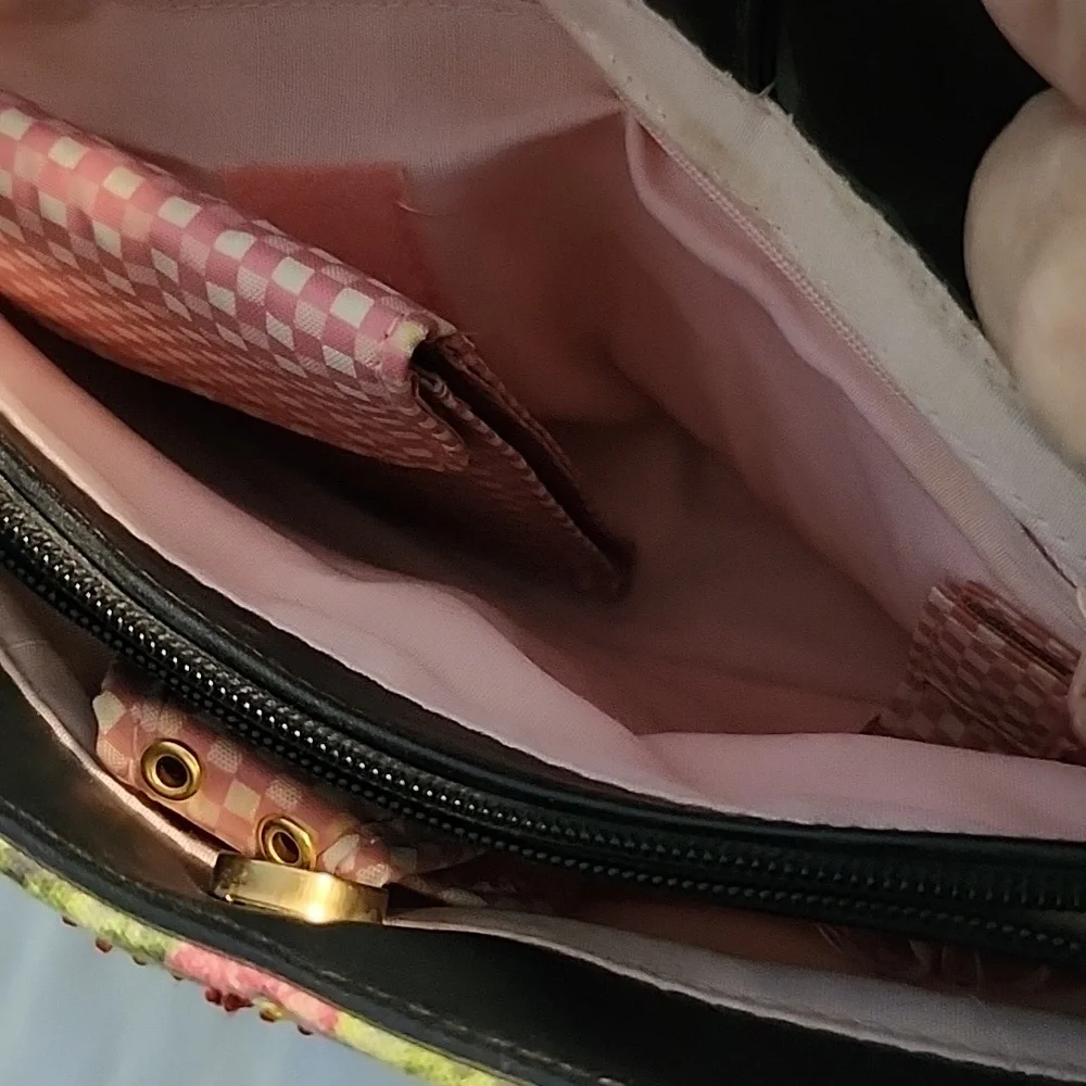 Bueno Shoulder Bag. (39) - Picture 9 of 13